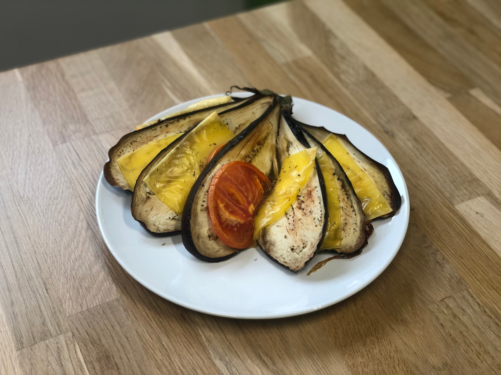 abanico de berenjena con queso y tomate come sano